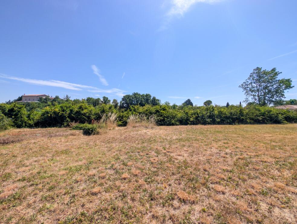 Spacious architect-designed home with open views and strong potential for adaptation – 9km from Castelnaudary