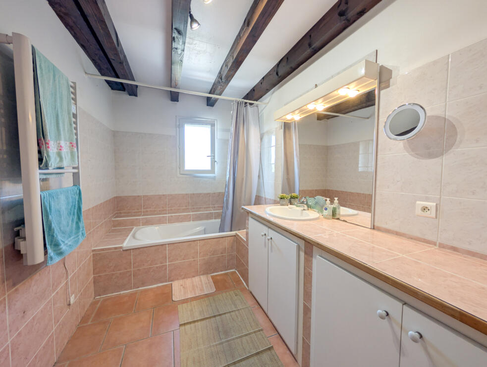 Beautifully Renovated 3-Bedroom Stone House with Pool & Stunning Views near the Canal du Midi, Gîte Business