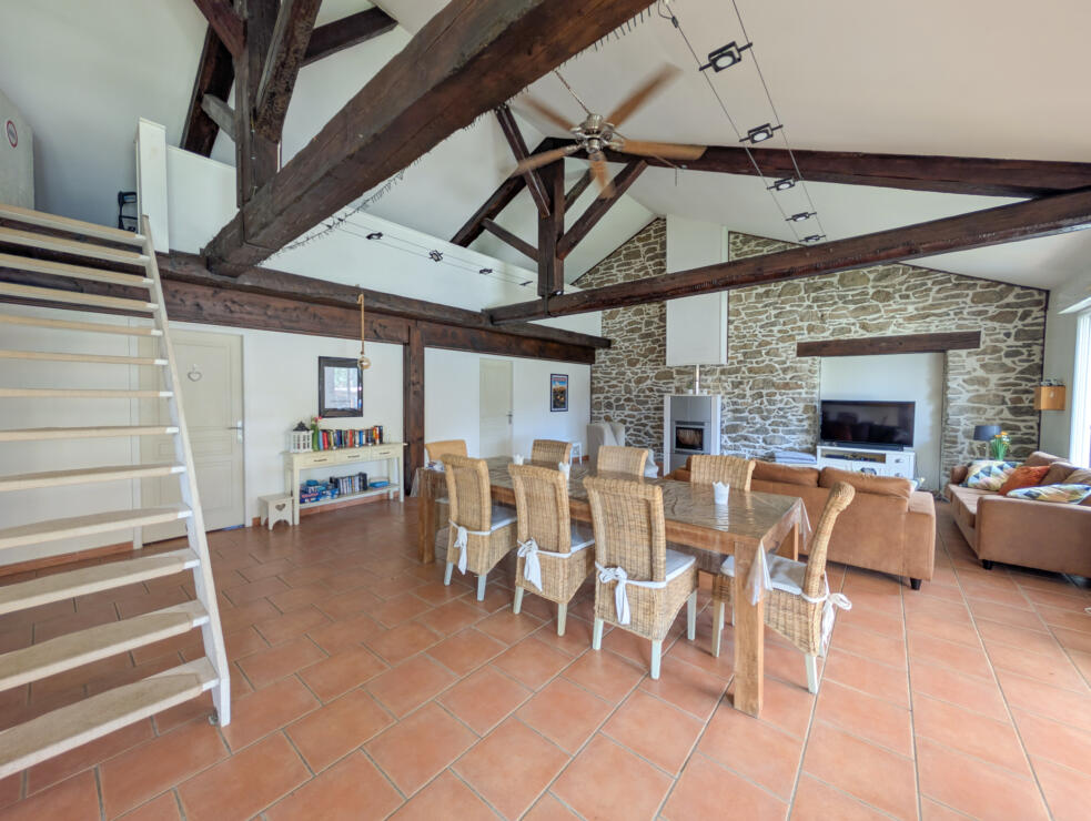 Beautifully Renovated 3-Bedroom Stone House with Pool & Stunning Views near the Canal du Midi, Gîte Business