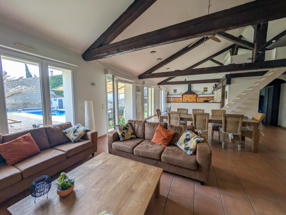 Beautifully Renovated 3-Bedroom Stone House with Pool & Stunning Views near the Canal du Midi, Gîte Business
