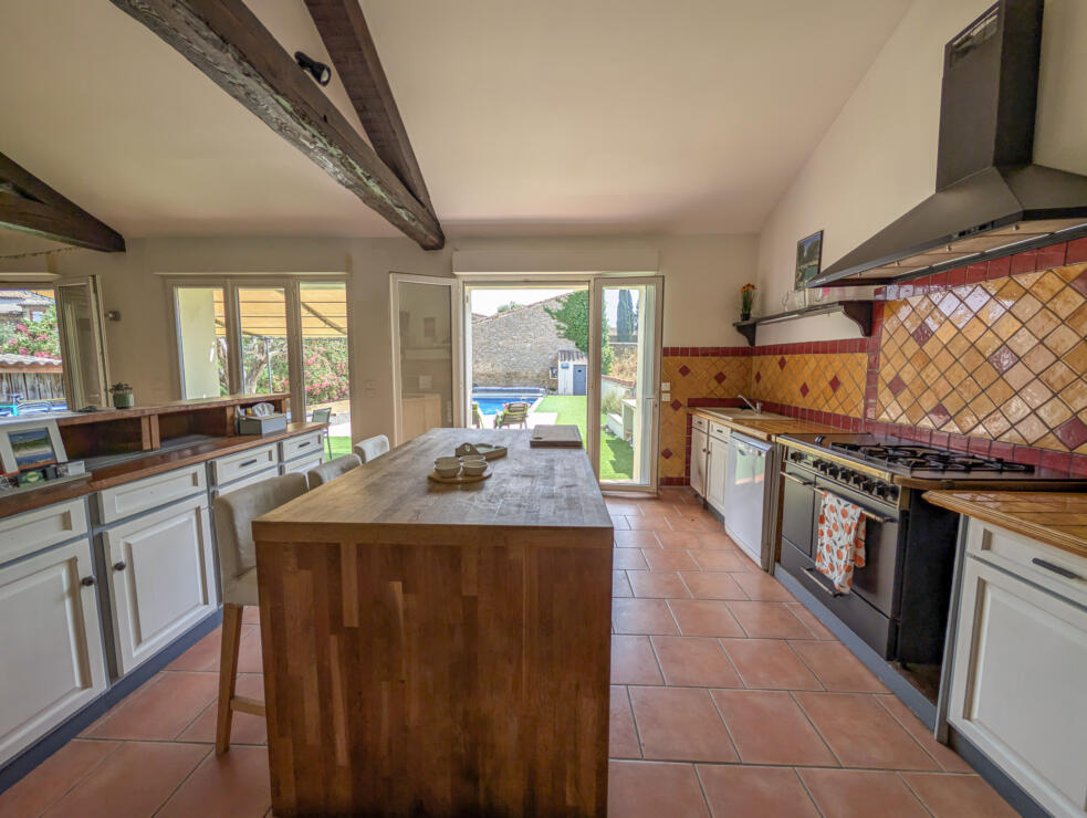 Beautifully Renovated 3-Bedroom Stone House with Pool & Stunning Views near the Canal du Midi, Gîte Business