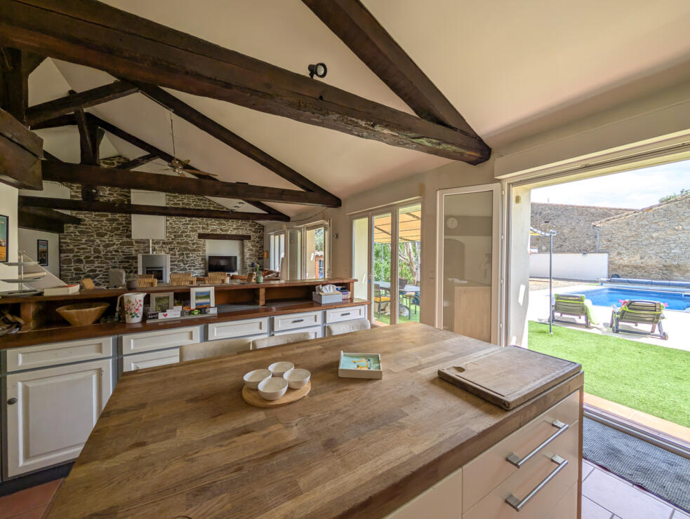 Beautifully Renovated 3-Bedroom Stone House with Pool & Stunning Views near the Canal du Midi, Gîte Business