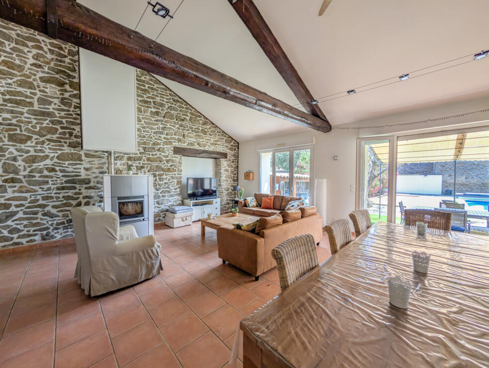 Beautifully Renovated 3-Bedroom Stone House with Pool & Stunning Views near the Canal du Midi, Gîte Business