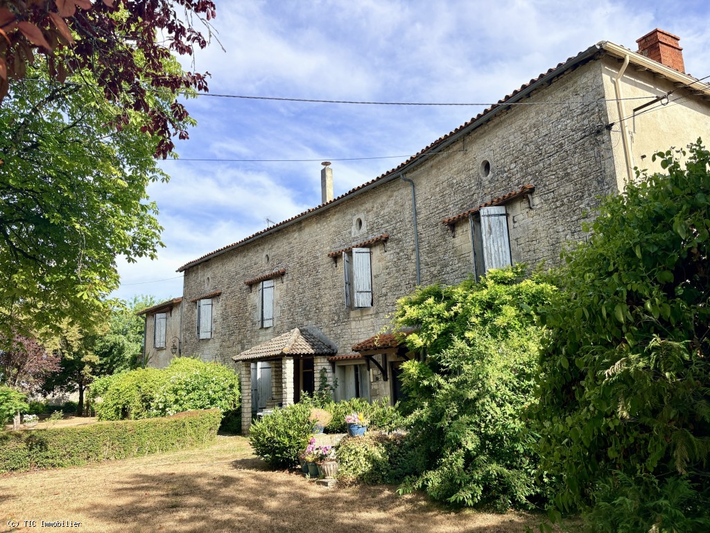 6 bedroom House in Ruffec, France – r7577