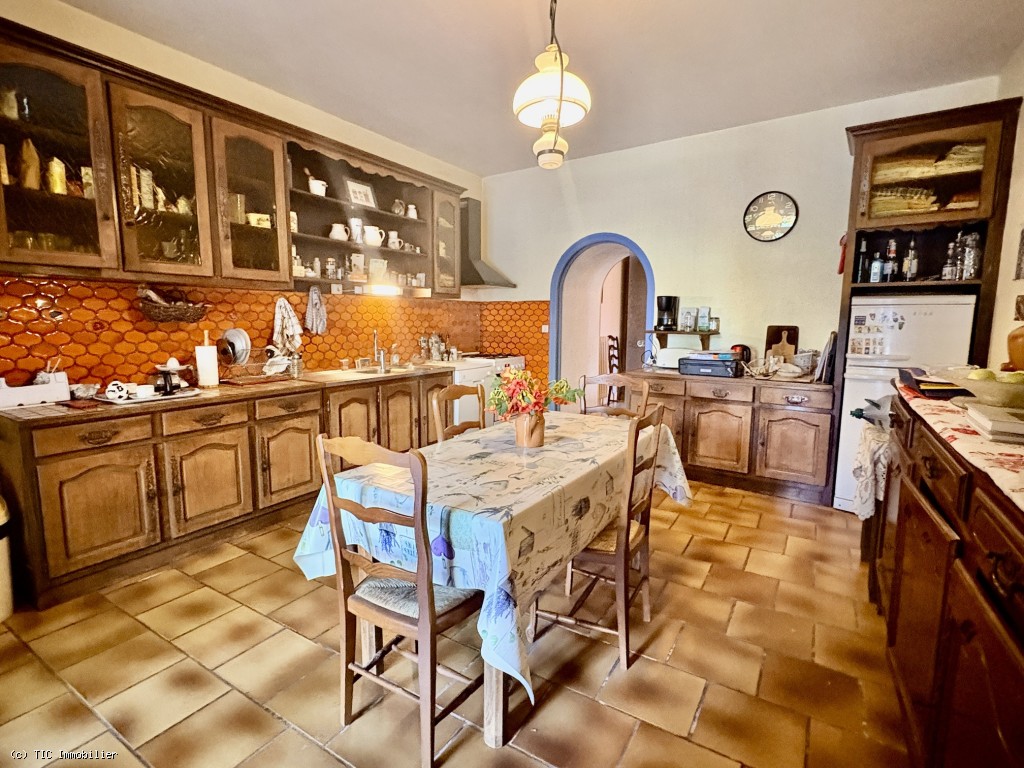 6 bedroom House in Ruffec, France – r7577