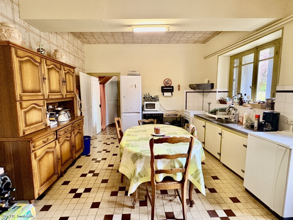 6 bedroom House in Ruffec, France – r7577