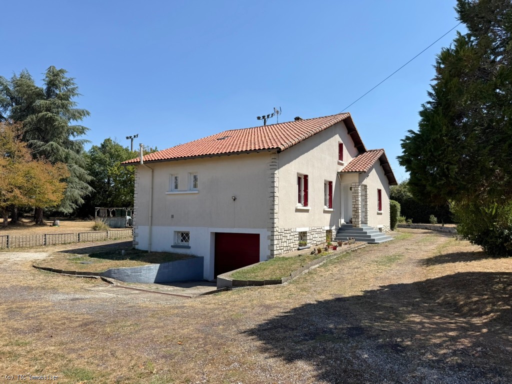5 bedroom House in Verteuil-Sur-Charente, France – r7572