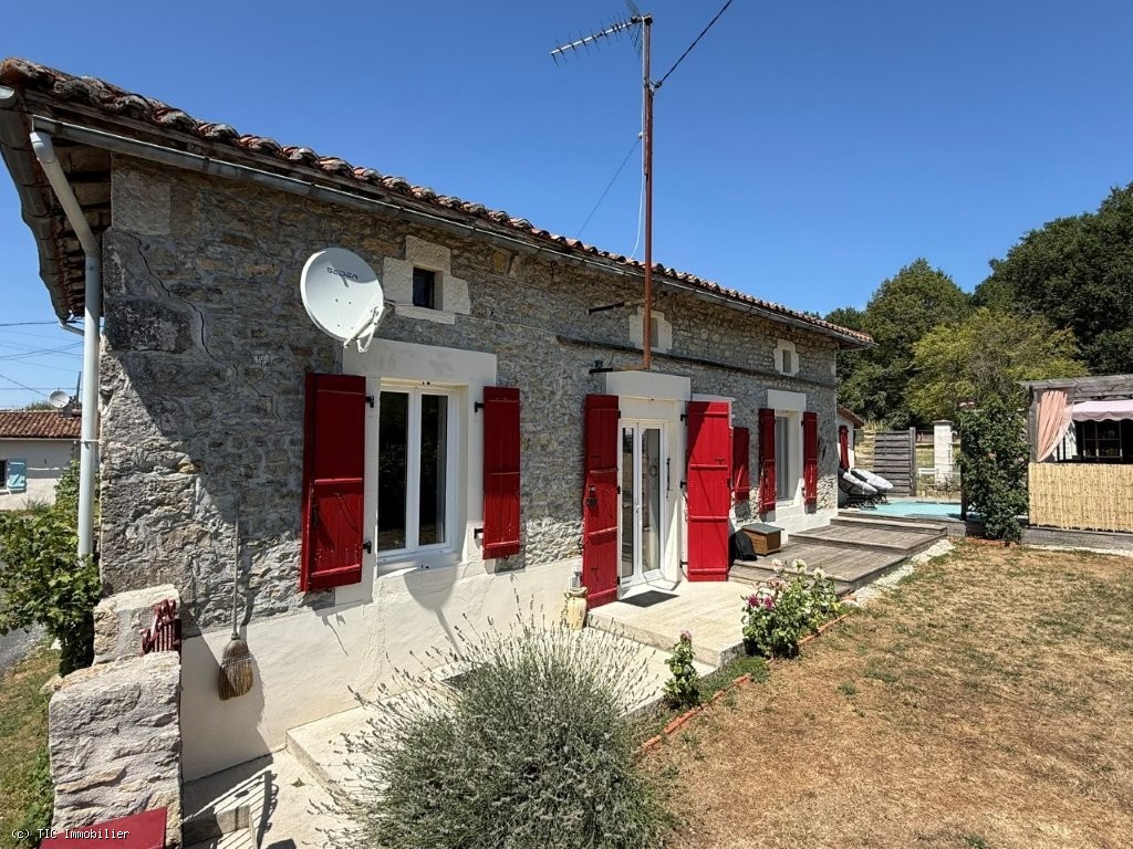 2 bedroom House in Champagne-Mouton, France – r7562