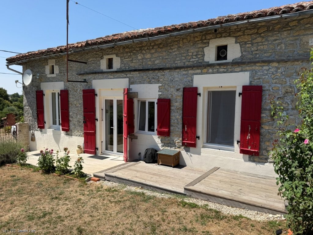 2 bedroom House in Champagne-Mouton, France – r7562