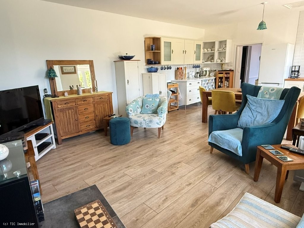 2 bedroom House in Champagne-Mouton, France – r7562