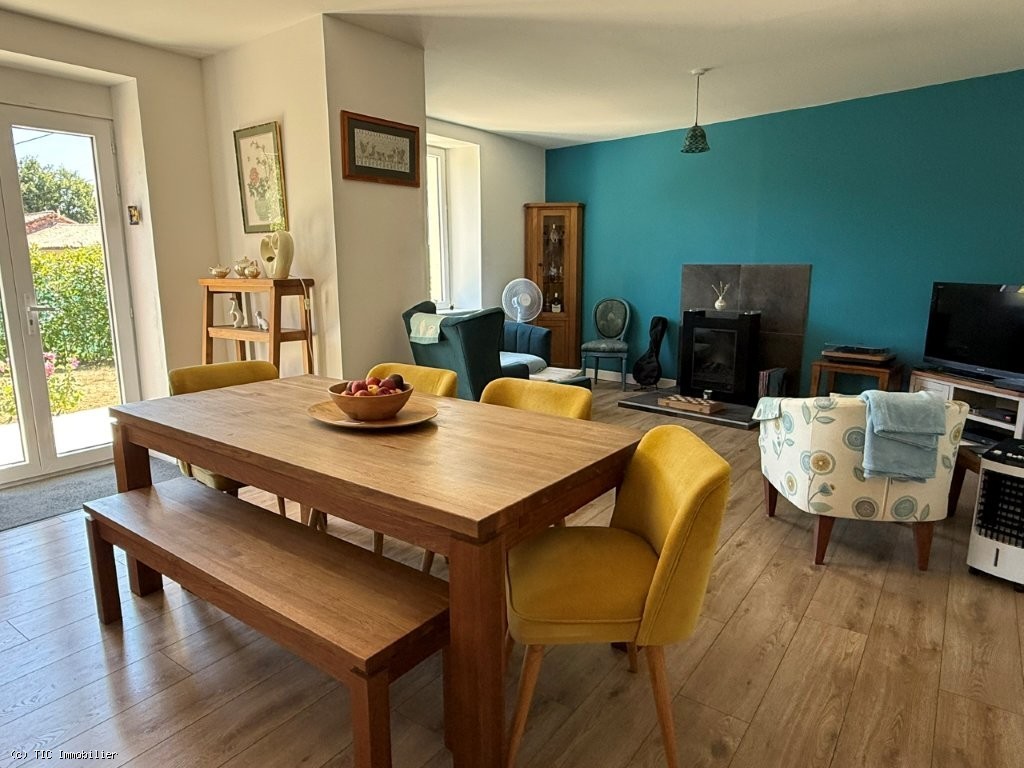 2 bedroom House in Champagne-Mouton, France – r7562
