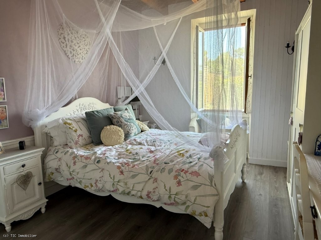 2 bedroom House in Champagne-Mouton, France – r7562