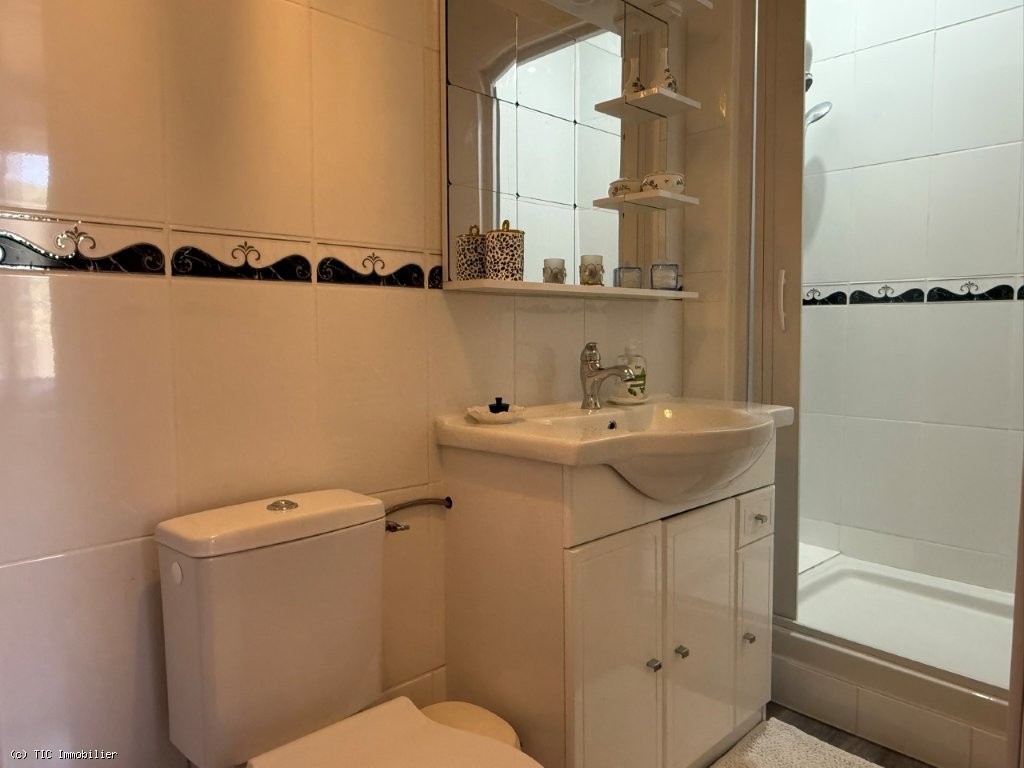 2 bedroom House in Champagne-Mouton, France – r7562