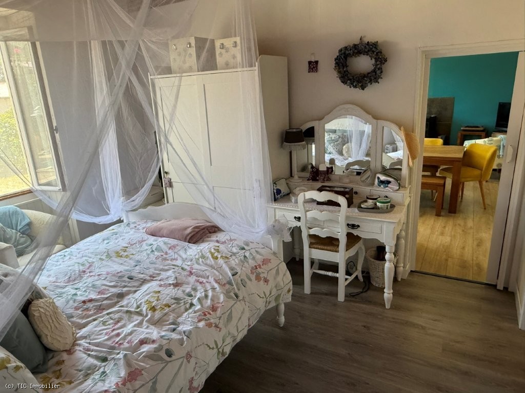 2 bedroom House in Champagne-Mouton, France – r7562