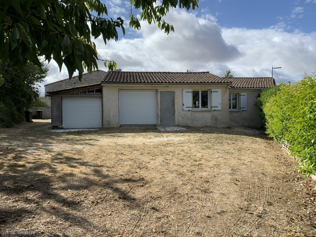 3 bedroom House in Ruffec, France – r7538