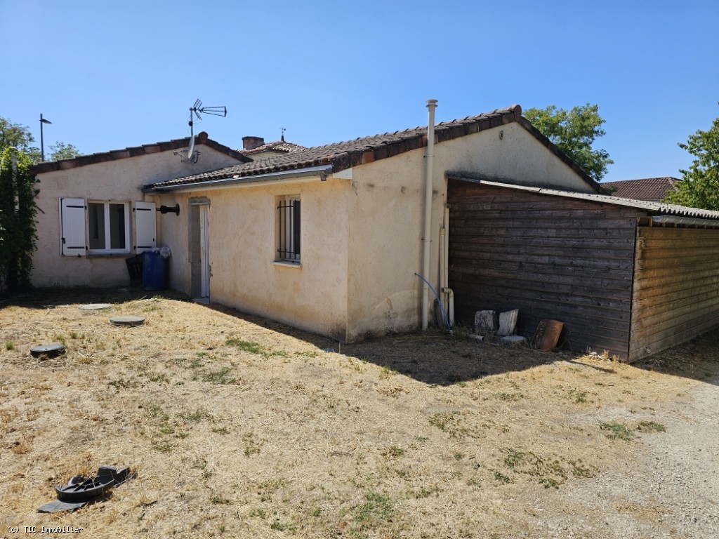 3 bedroom House in Ruffec, France – r7538