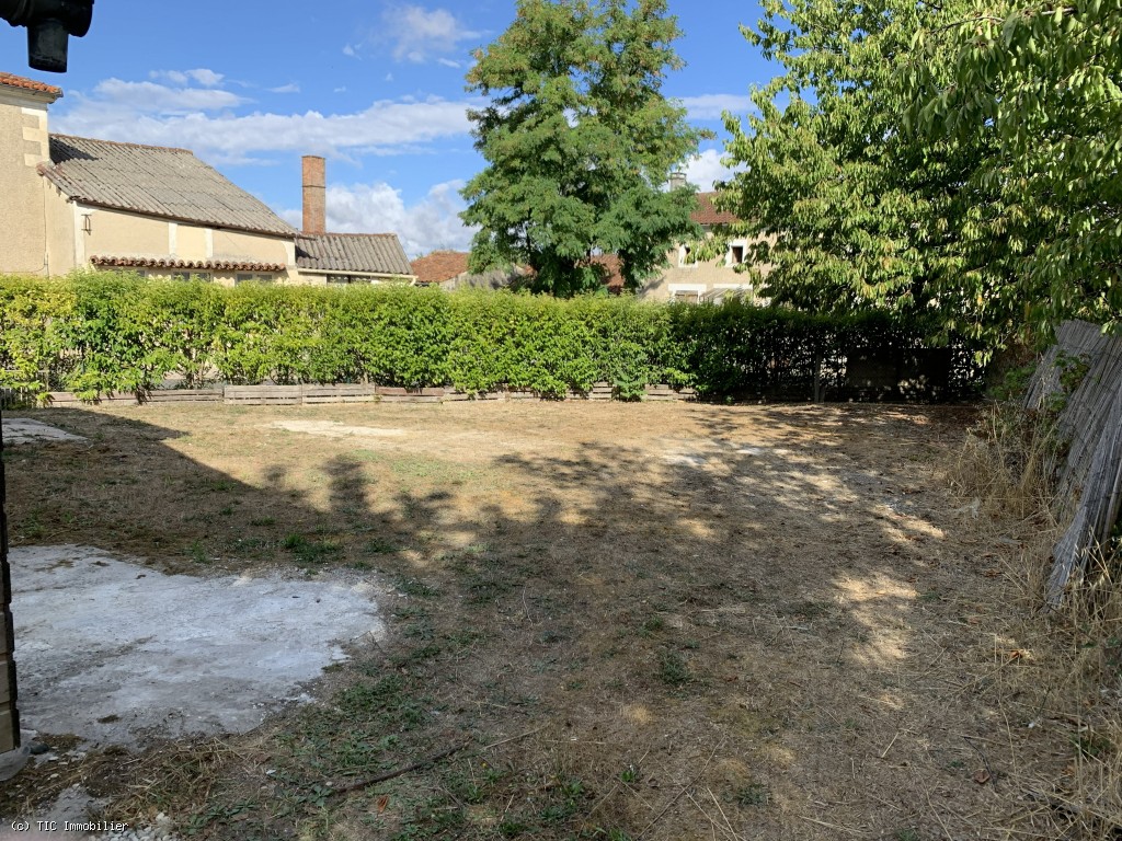 3 bedroom House in Ruffec, France – r7538