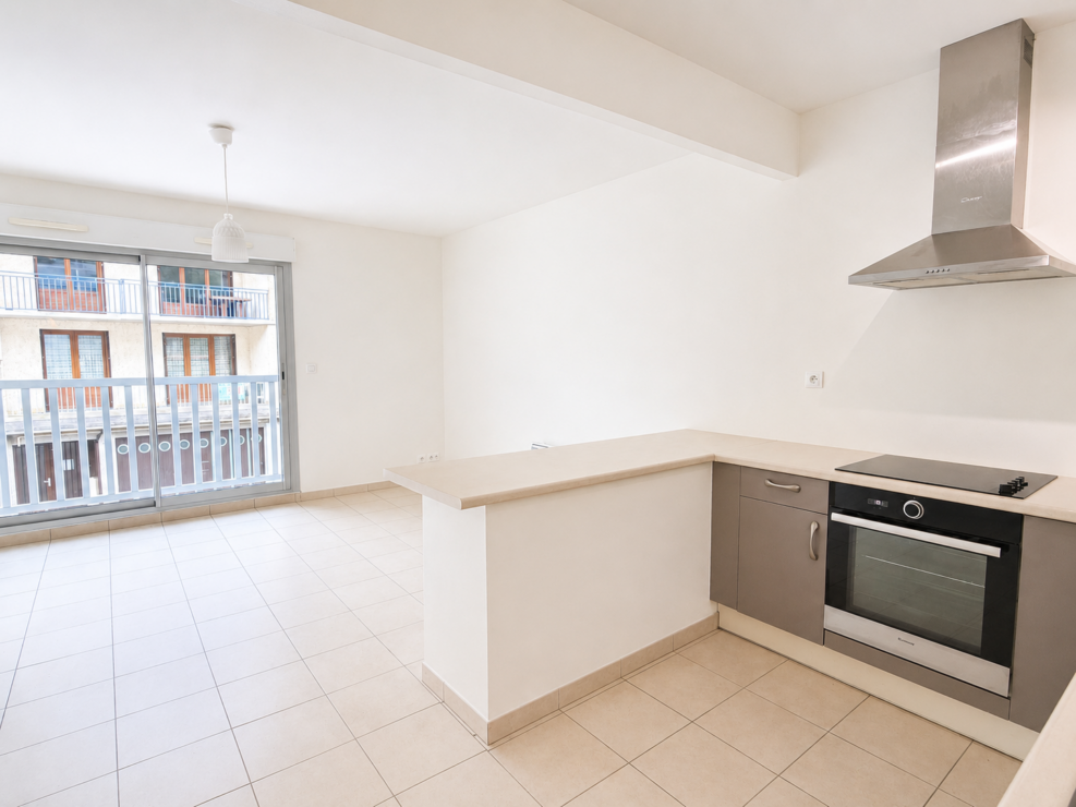 Bagnères-de-Luchon – Spacious modern 2 bedroom apartment (54.89m²) with garage & ski storage in Luchon, near the ski lift & cafés