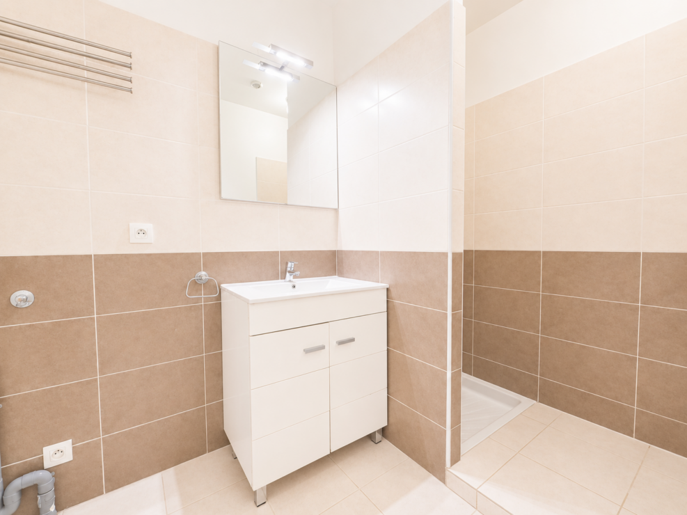 Bagnères-de-Luchon – Spacious modern 2 bedroom apartment (54.89m²) with garage & ski storage in Luchon, near the ski lift & cafés