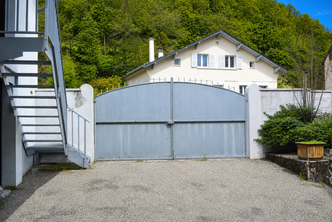Bagnères-de-Luchon – Spacious modern 2 bedroom apartment (54.89m²) with garage & ski storage in Luchon, near the ski lift & cafés