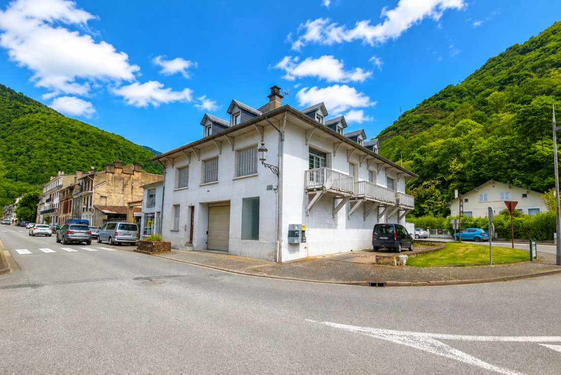 Bagnères de Luchon – This spacious, furnished 1-bed apt with parking & ski storage is a perfect holiday rental