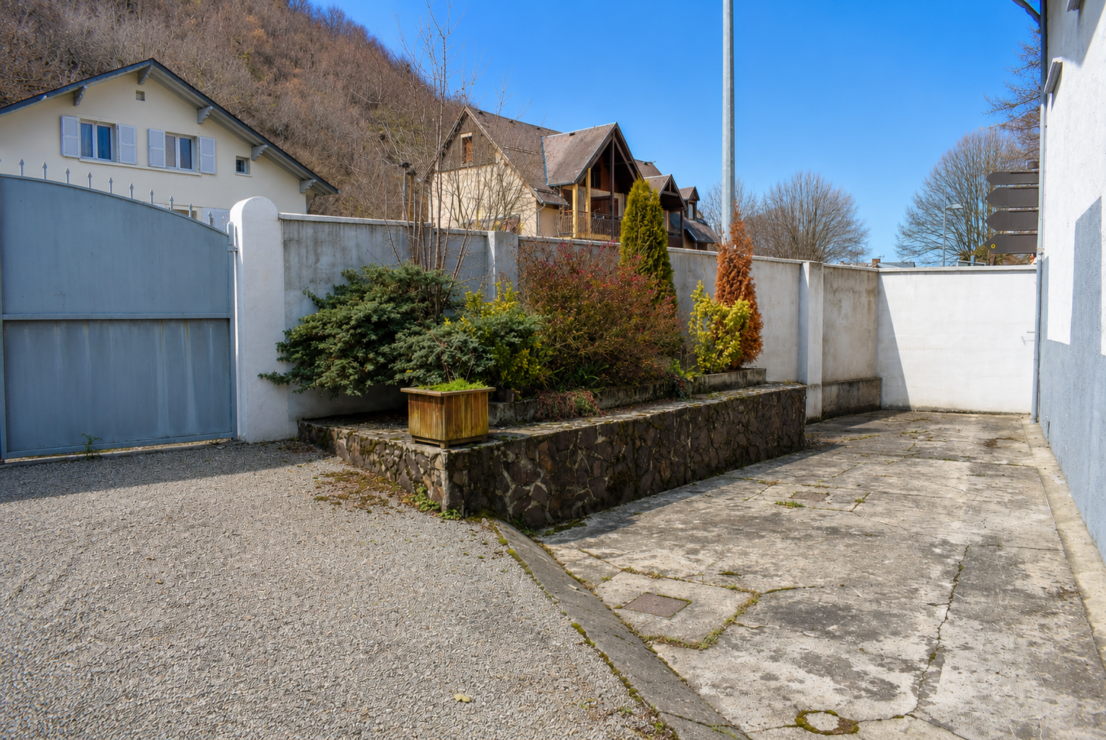 Bagnères de Luchon – This spacious, furnished 1-bed apt with parking & ski storage is a perfect holiday rental