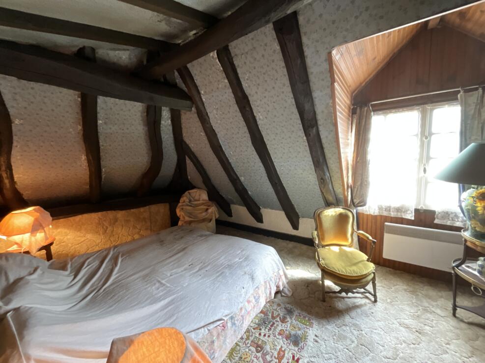 Saint-Béat-Lez – Charming detached character Pyrenean village house. 3 bedrooms, garage, garden, ready for a new lease of life