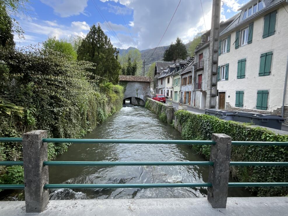 Saint-Béat-Lez – Charming detached character Pyrenean village house. 3 bedrooms, garage, garden, ready for a new lease of life