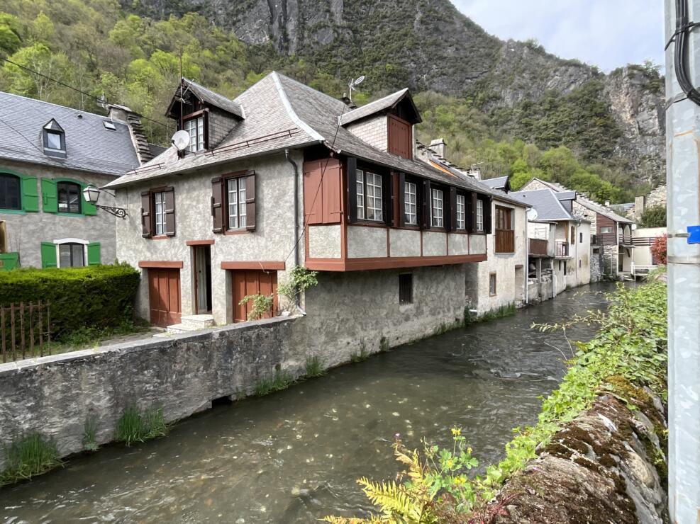 Saint-Béat-Lez – Charming detached character Pyrenean village house. 3 bedrooms, garage, garden, ready for a new lease of life