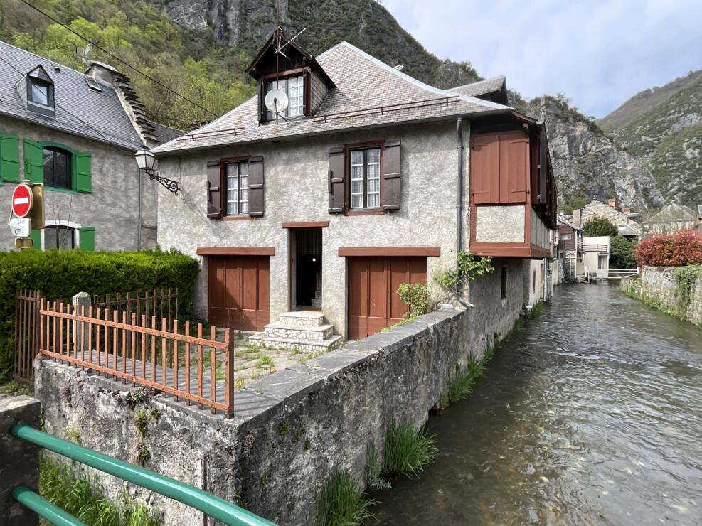 Saint-Béat-Lez – Charming detached character Pyrenean village house. 3 bedrooms, garage, garden, ready for a new lease of life