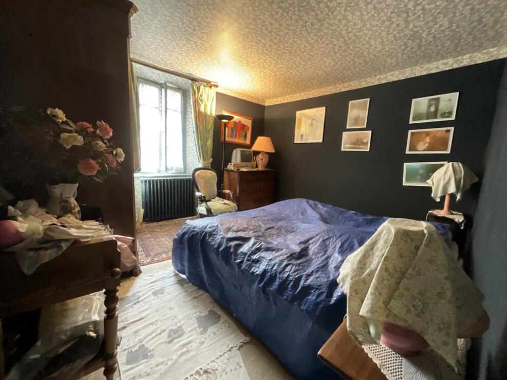 Saint-Béat-Lez – Charming detached character Pyrenean village house. 3 bedrooms, garage, garden, ready for a new lease of life