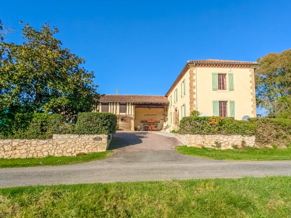 Sariac-Magnoac – Charming, traditional farmhouse and independent gite with terraces and a pool in a peaceful, rural setting.