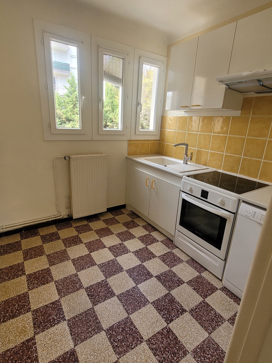 2 bedroom Apartment in Beziers, Herault, France – b113400e