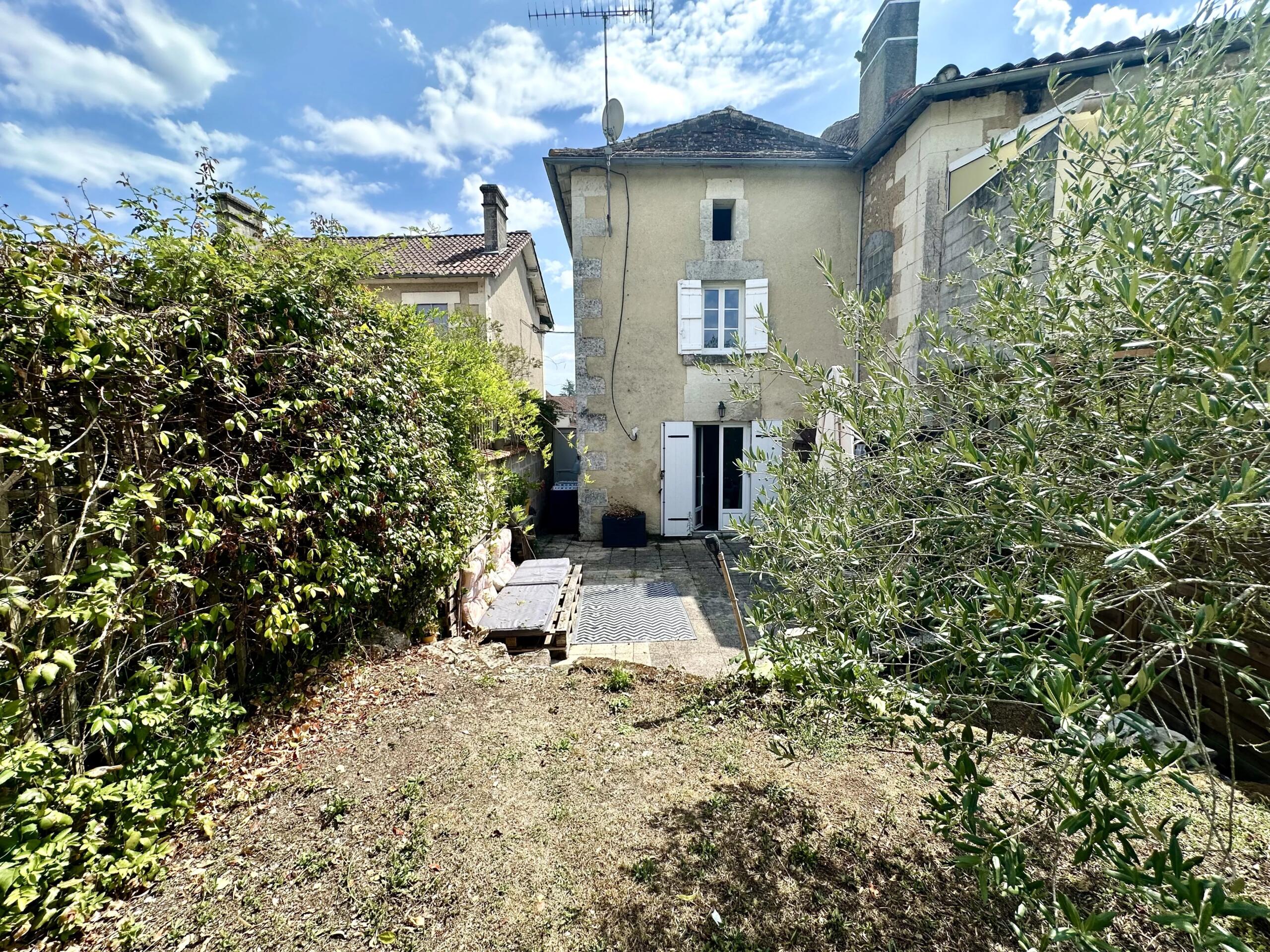 Well presented and maintained cottage in a popular Bastide Village, Aquitaine – France – BVI86901