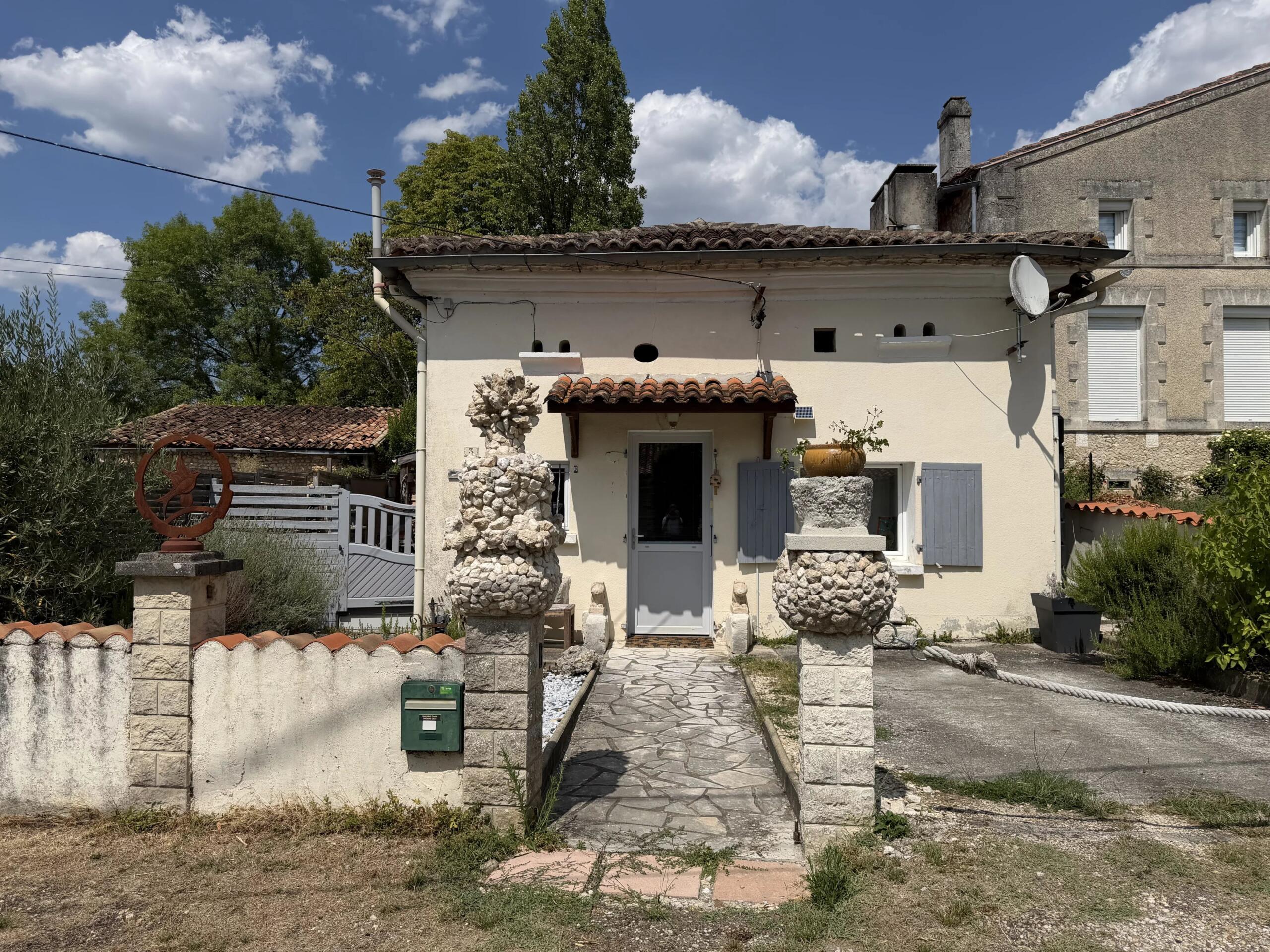 Charming country cottage in sought-after village, Poitou-Charentes – France – BVI86937