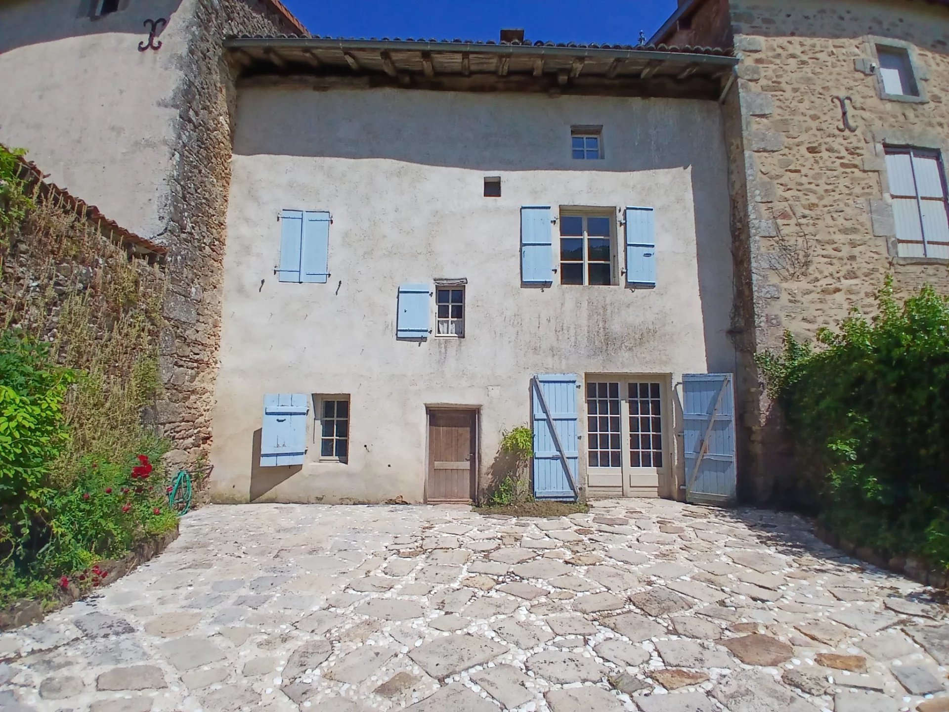 Characterful 4-bed village house with courtyard, Limousin – France – BVI66475
