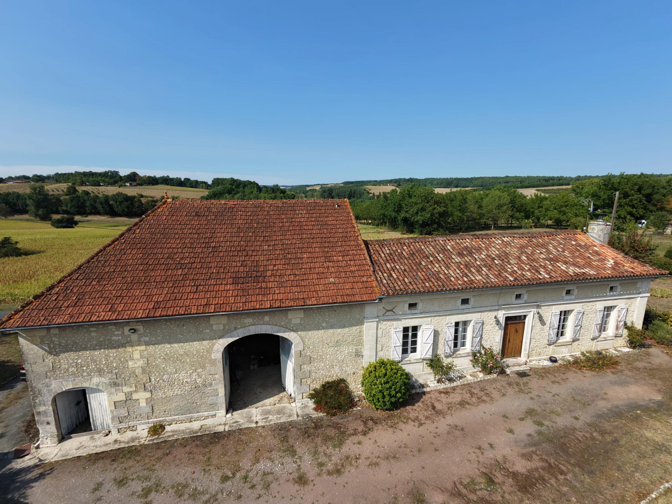 Charming stone property with barn and covered terrace, Poitou-Charentes – France – BVI86994