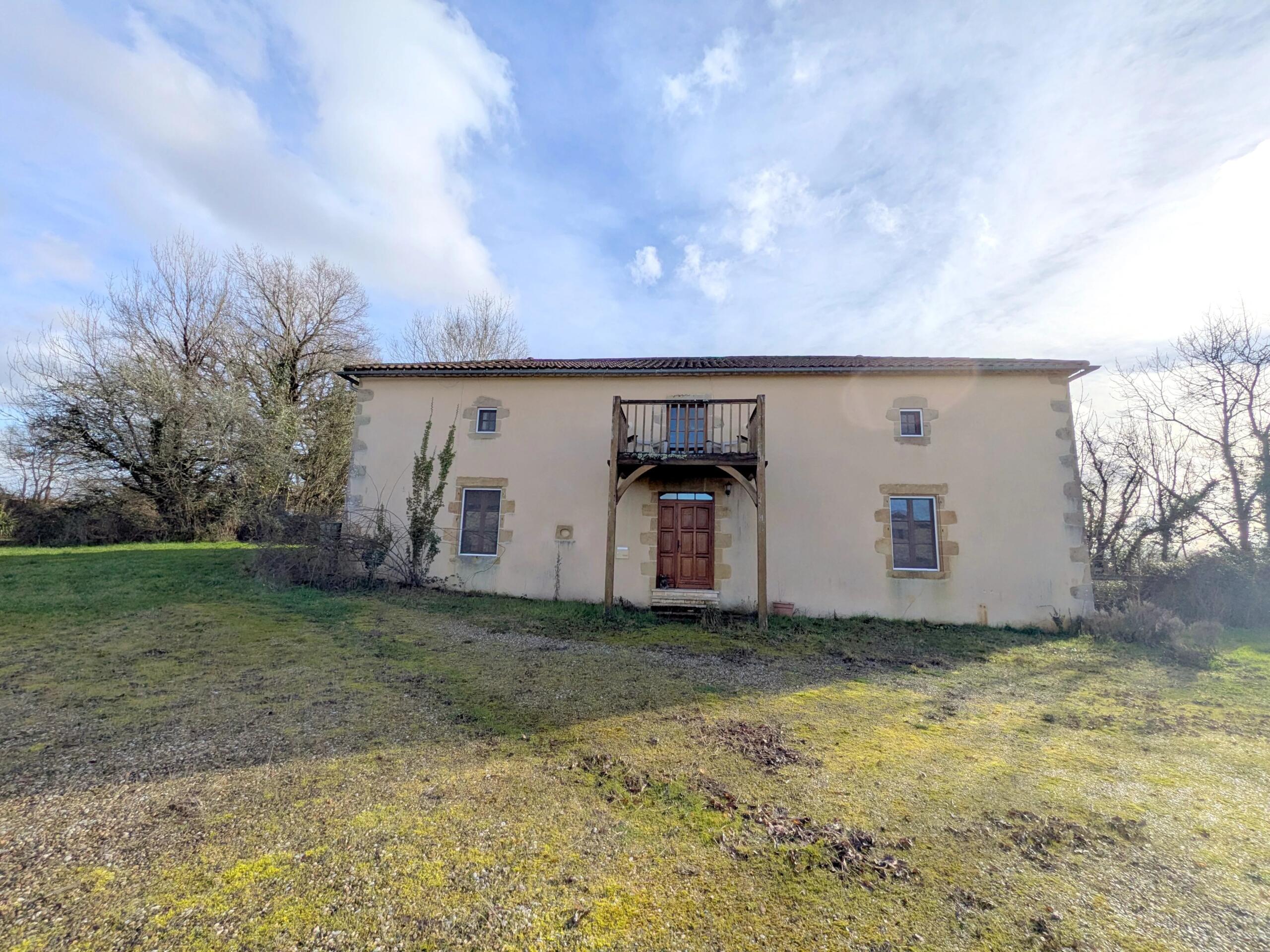 Unique property with fishing lake, independent guest cottage and excellent tourism potential, Poitou-Charentes – France – BVI84497