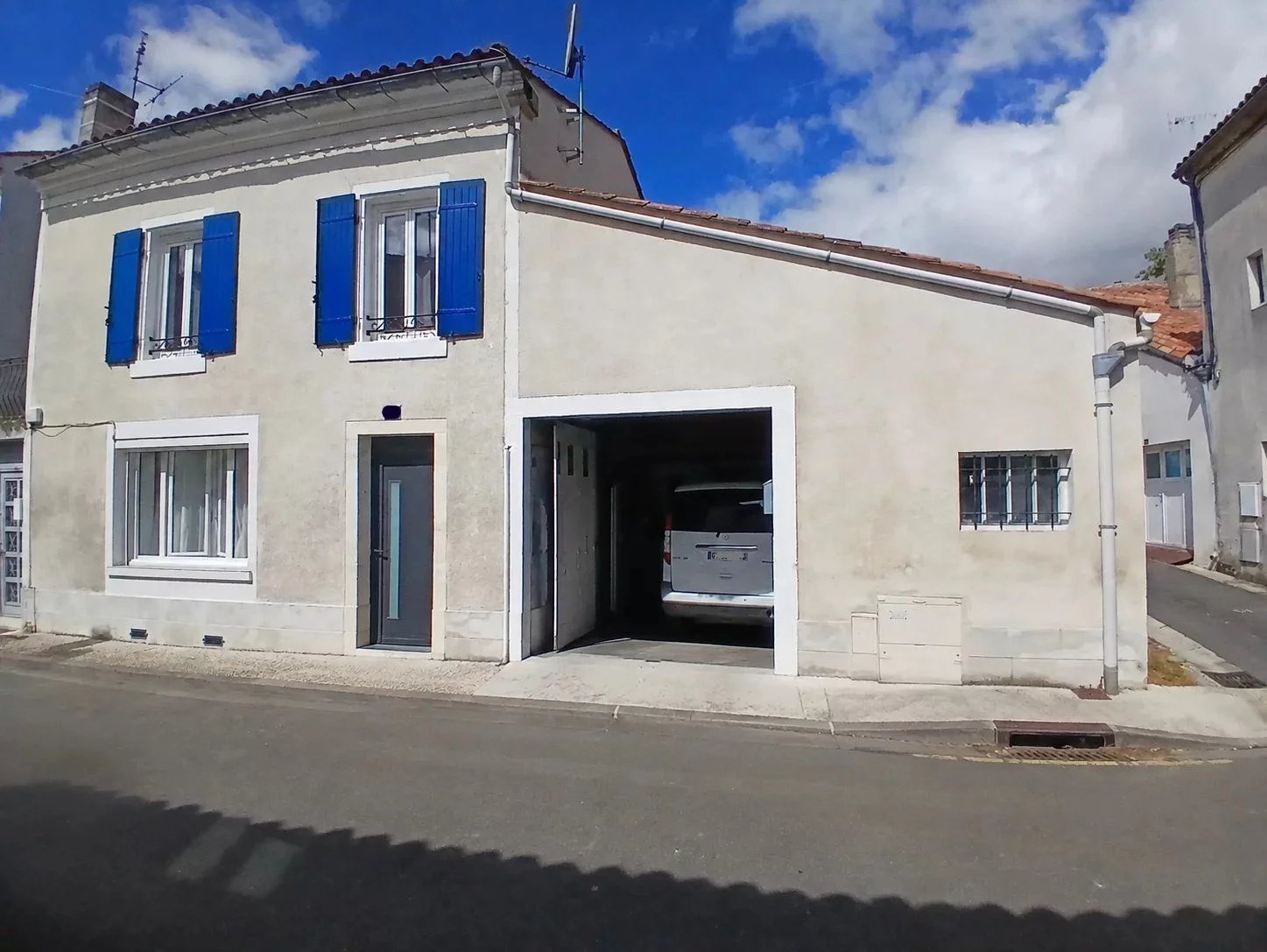 Primely-placed, 3-bed town house with garage and balcony, Poitou-Charentes – France – BVI86085