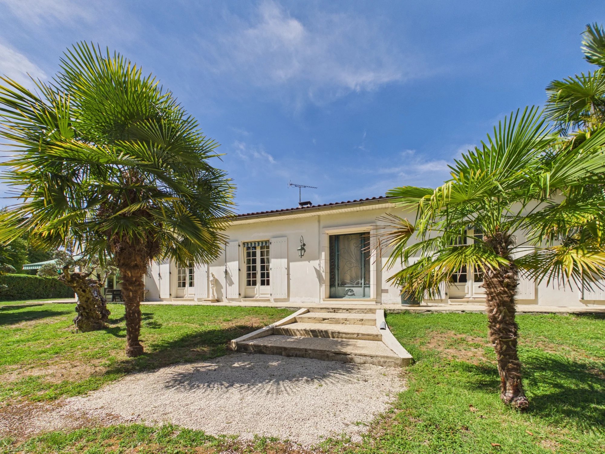 Very spacious single-storey house on the edge of town, Poitou-Charentes – France – BVI86741