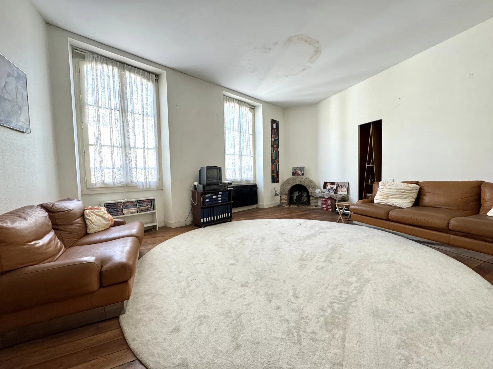 Impressive, period townhouse with 5 bedrooms, veranda, vaulted cellar and garden, Poitou-Charentes – France – BVI67993