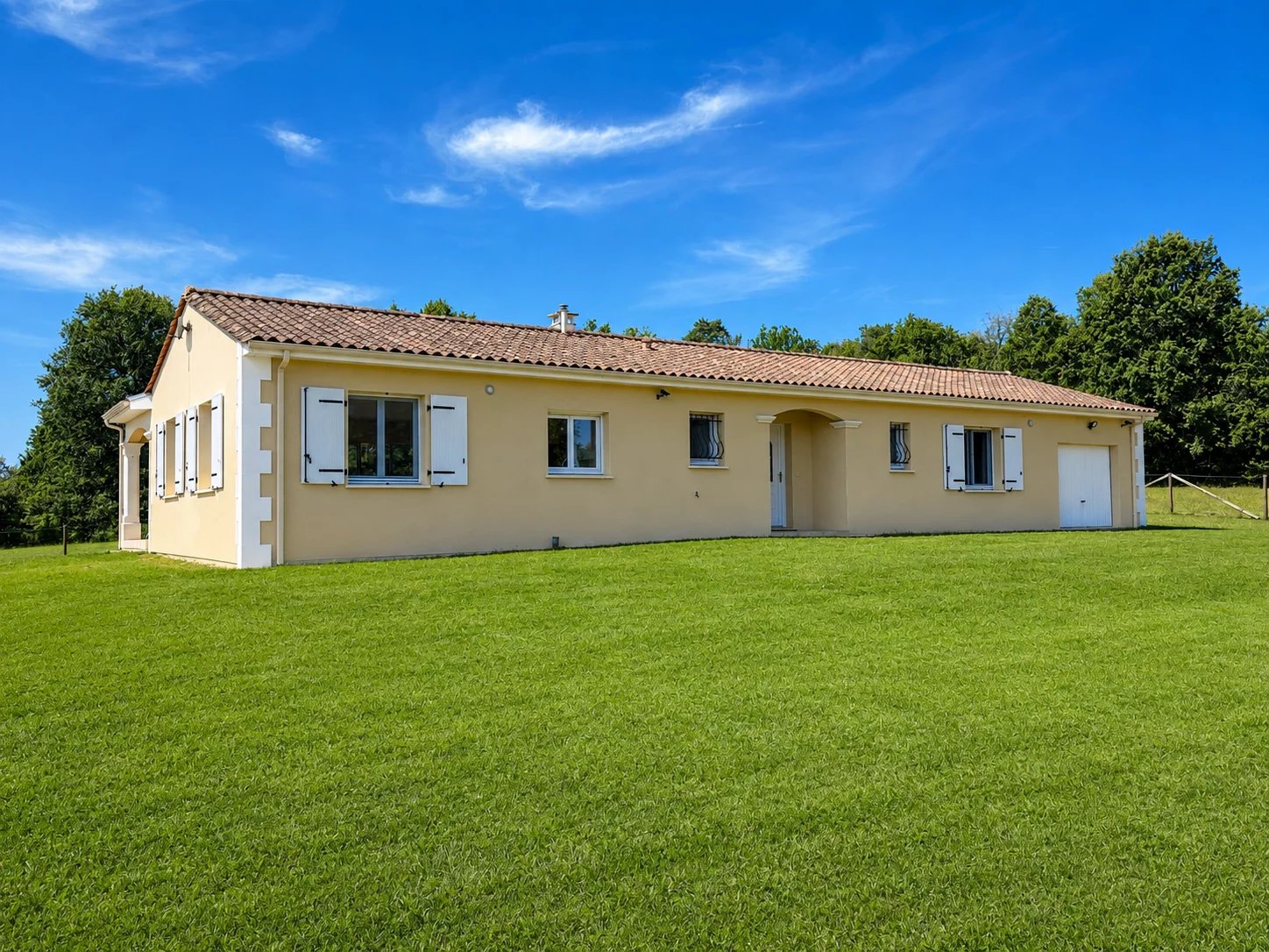Modern single-storey villa with 3.3 ha of land, Poitou-Charentes – France – BVI86316