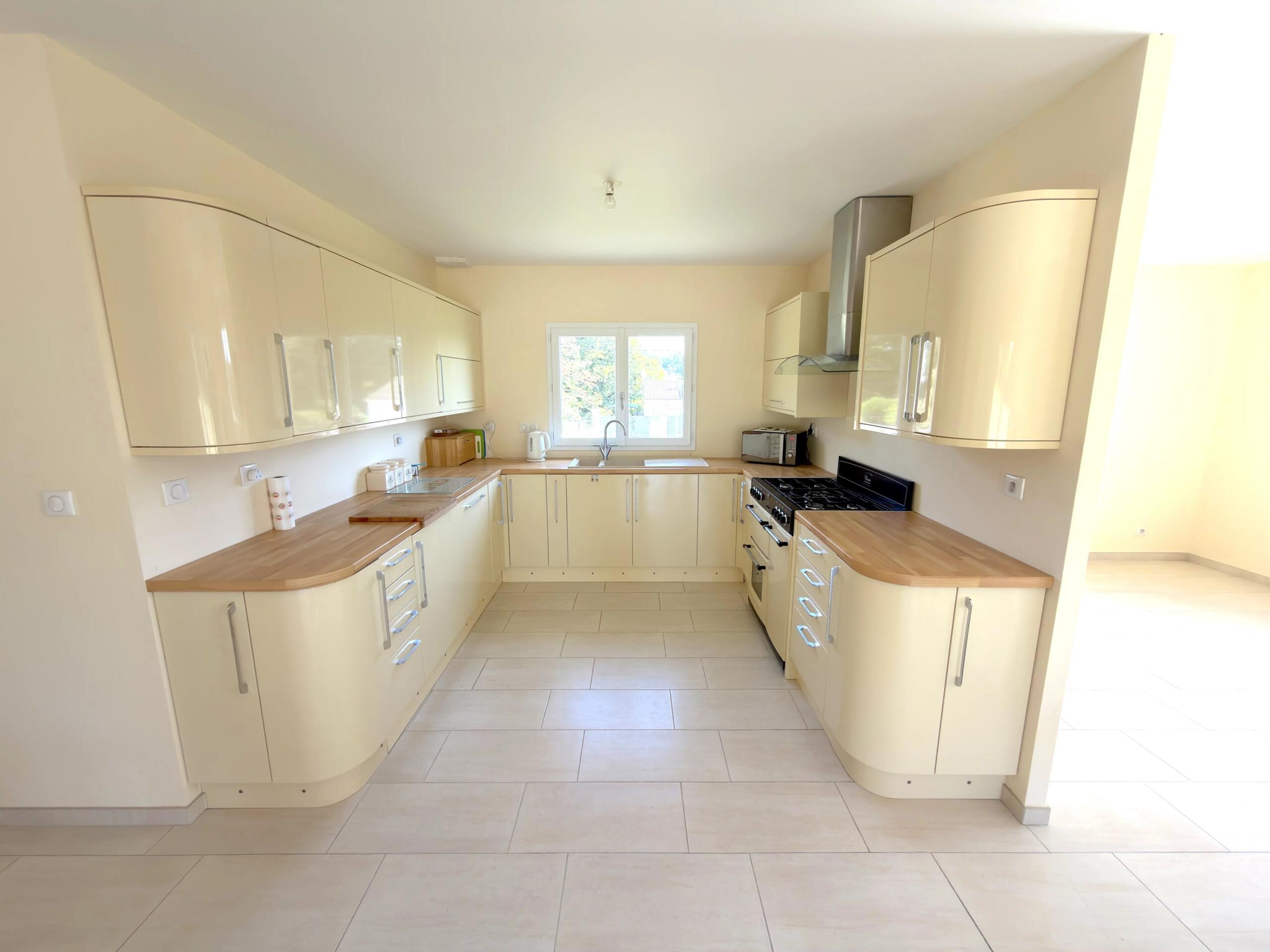 Modern single-storey villa with 3.3 ha of land, Poitou-Charentes – France – BVI86316