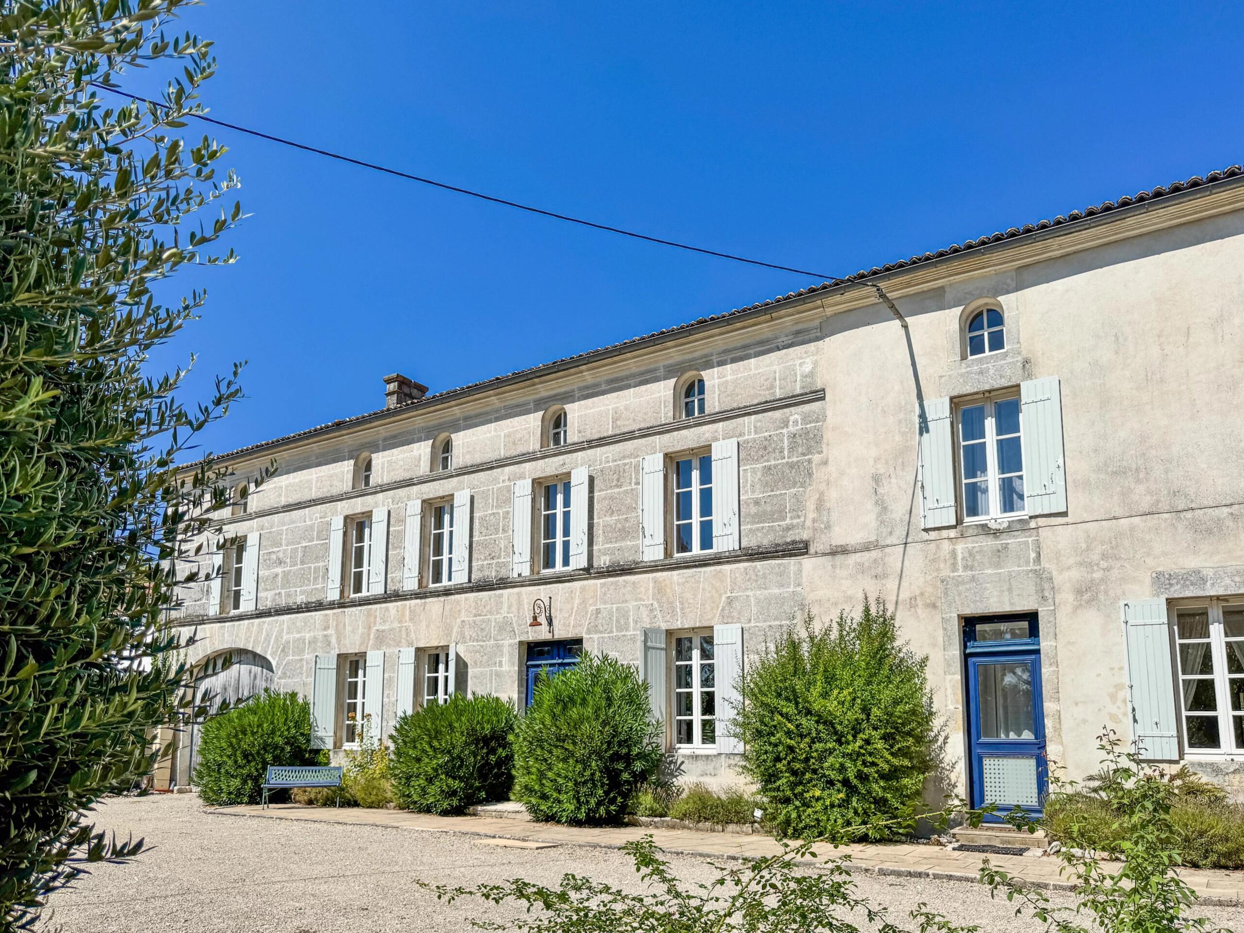 Spacious stone property with views, Poitou-Charentes – France – BVI87014