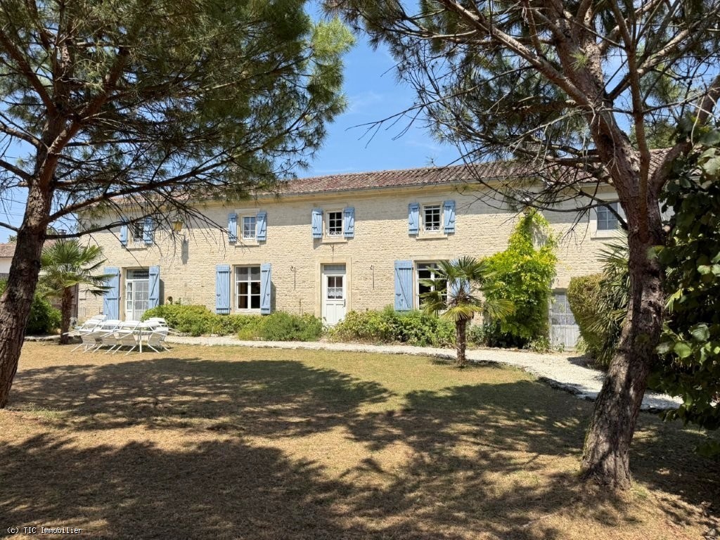 5 bedroom House in Villefagnan, France – r7573