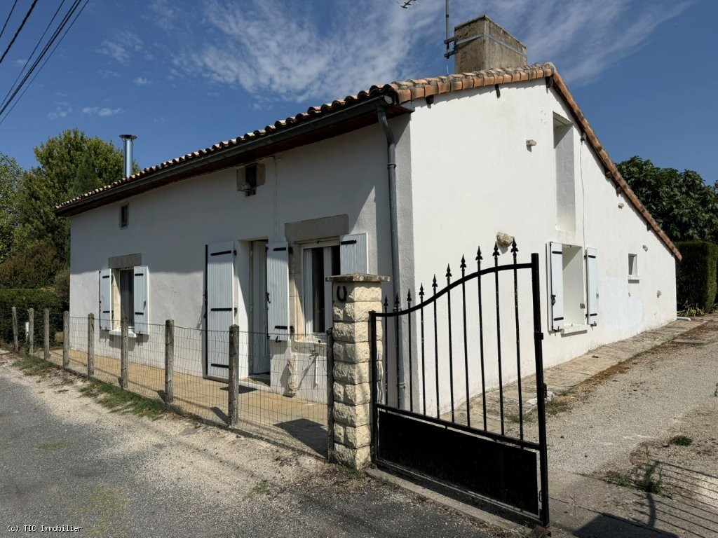 2 bedroom House in Ruffec, France – r7564