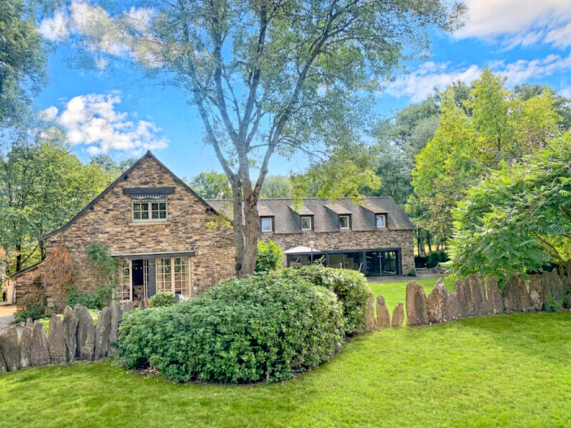 Stunning 18th Century Longère with private pool and 1.7 hectares of land between Rennes & Nantes, Brittany – France