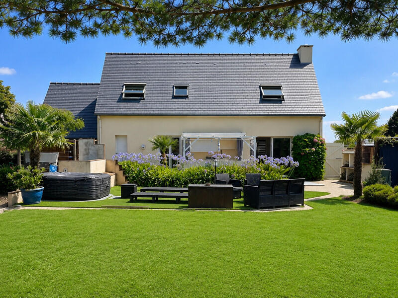 Five-Bedroom Coastal Home with Sauna, Hot Tub and Private Garden, 800 Metres from the Sea, Brittany – France