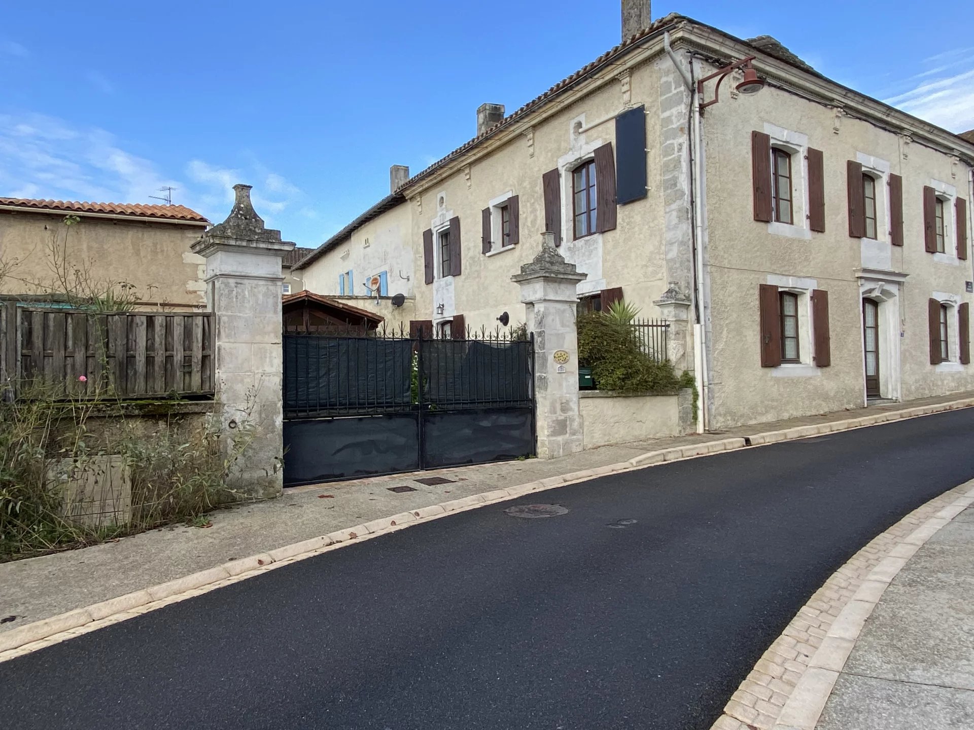 Impressive house in popular village, Poitou-Charentes – France – BVI77417