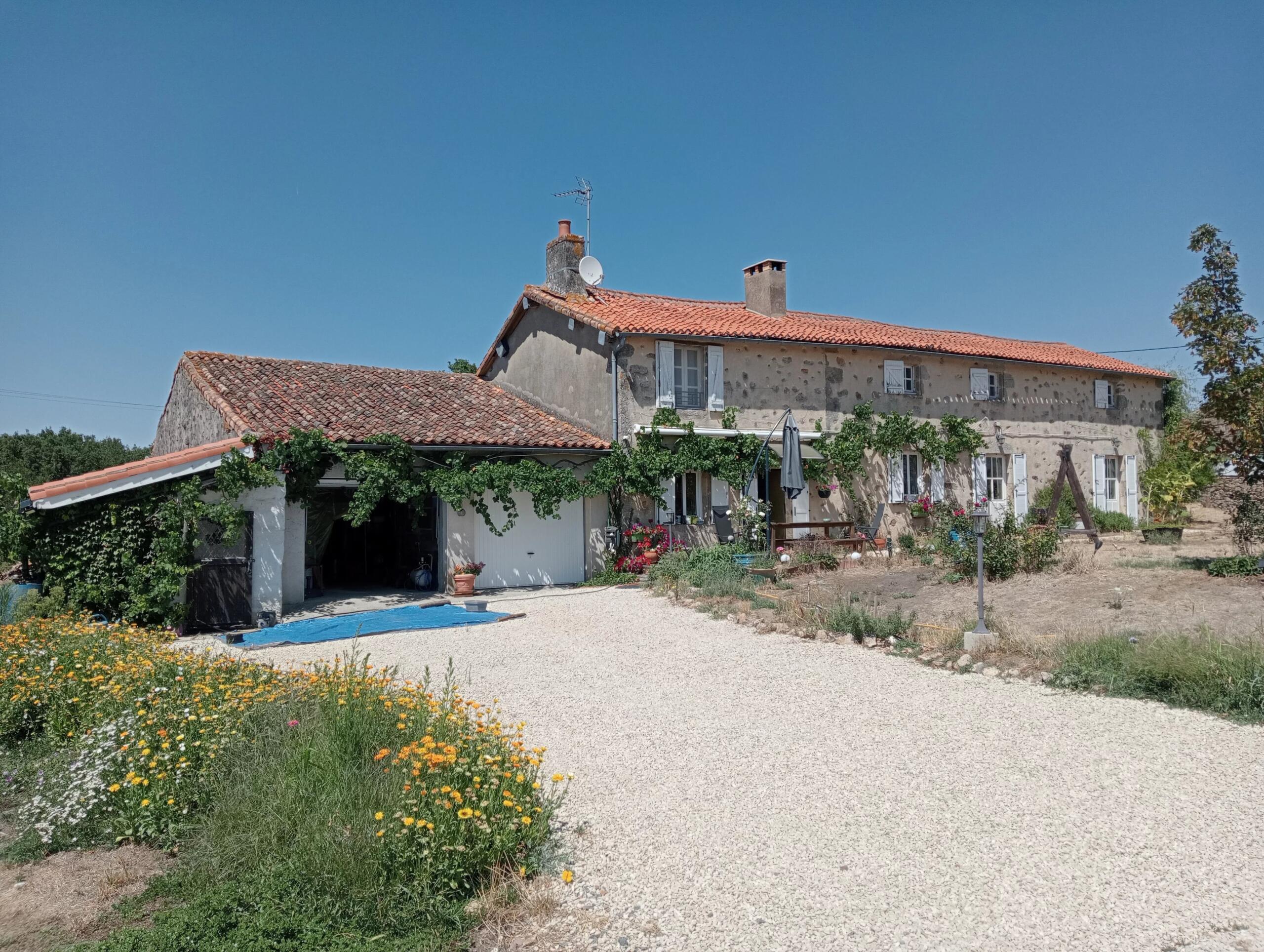 Renovated farmhouse with 4ha, Poitou-Charentes – France – BVI86734